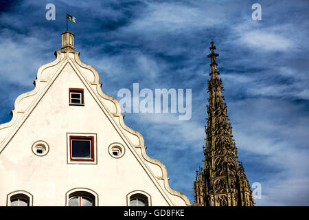 Architettura di alloggiamento con la Cattedrale di Ulm, Ulm Baden-Wuerttemberg Germania Europa Foto Stock