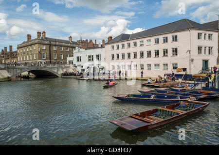 Sterline sul fiume Cam da Silver Street Bridge Cambridge Regno Unito Foto Stock