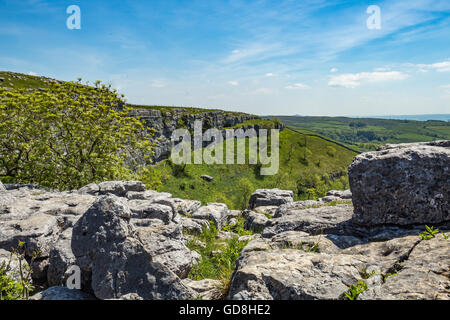 Vista dalla cima di Malham Cove Foto Stock