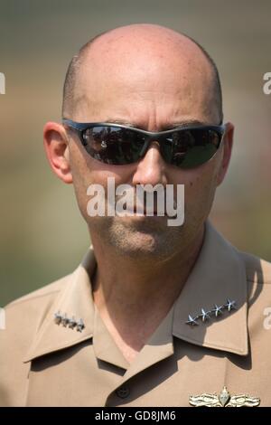 U.S Adm. James Stavridis, Comando europeo e nato il Comandante supremo alleato, durante una visita alla KFOR Luglio 29, 2009 a Pristina, in Kosovo. Foto Stock