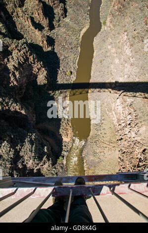 Acciaio ponte sopra il fiume Rio Grande vicino a Taos, Nuovo Messico, STATI UNITI D'AMERICA Foto Stock