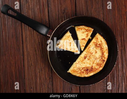 La cottura di frittata spagnola in padella. Direttamente al di sopra. Foto Stock