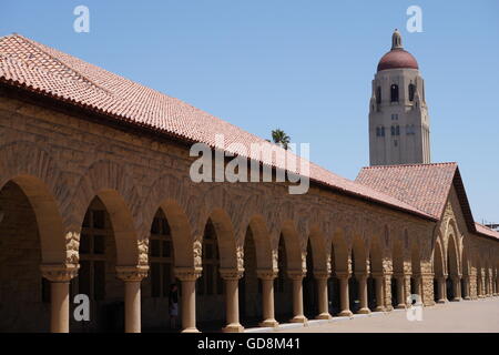 Stanford University - Le colonne all'interno della principale e quad Hoover Tower - solo uso editoriale Foto Stock