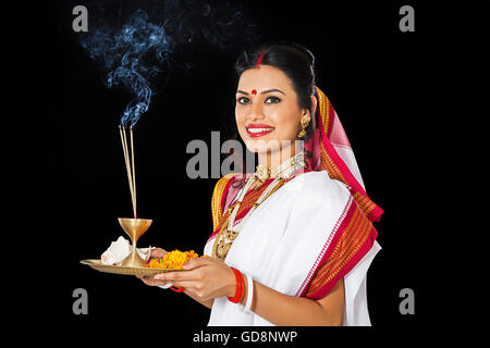 1 Indian Bengali donna adulta Durga Puja culto Foto Stock