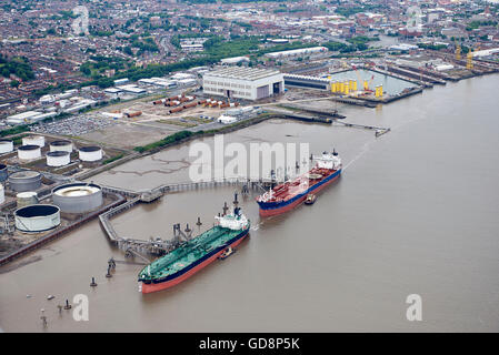 Le petroliere ormeggiato sul lato del fiume Mersey, Birkenhead, Nord Ovest Inghilterra Foto Stock