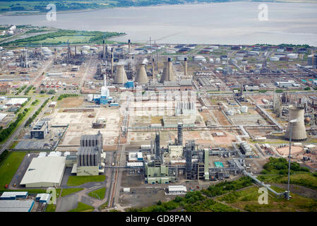 Grangemouth raffineria di petrolio, Scozia centrale, dall'aria Foto Stock