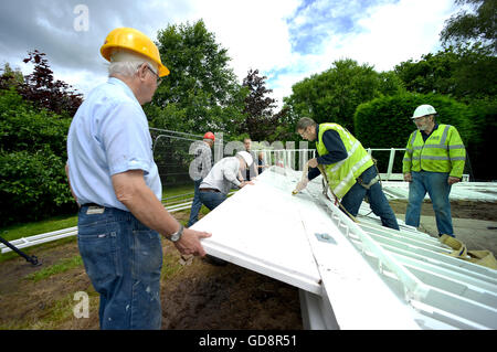 East Sussex, Regno Unito. 13 luglio 2016. Nuovo spazza sono attaccati al recentemente rinnovato Argos Windmill Hill, nei pressi di Mayfield, East Sussex. Credito: Peter Cripps/Alamy Live News Foto Stock