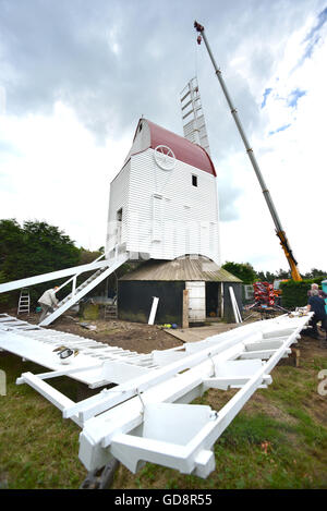 East Sussex, Regno Unito. 13 luglio 2016. Nuovo spazza sono attaccati al recentemente rinnovato Argos Windmill Hill, nei pressi di Mayfield, East Sussex. Credito: Peter Cripps/Alamy Live News Foto Stock