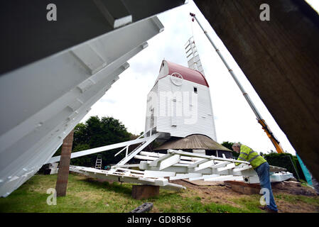 East Sussex, Regno Unito. 13 luglio 2016. Nuovo spazza sono attaccati al recentemente rinnovato Argos Windmill Hill, nei pressi di Mayfield, East Sussex. Credito: Peter Cripps/Alamy Live News Foto Stock