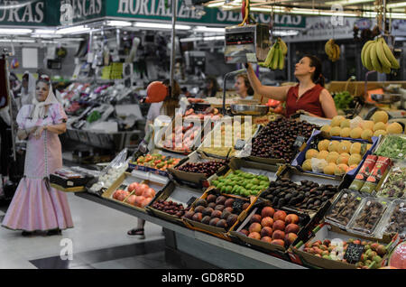 Madrid, Spagna, 13 luglio 2016. Un quartiere Chamberi parte vista settimana in Vallehermoso mercato , Madrid, Spagna. Enrique Davó/Alamy Live News. Foto Stock