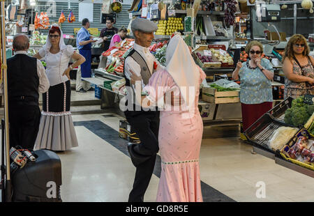 Madrid, Spagna, 13 luglio 2016. Un quartiere Chamberi parte vista settimana con balli tradizionali nel mercato Vallehermoso , Madrid, Spagna. Enrique Davó/Alamy Live News. Foto Stock