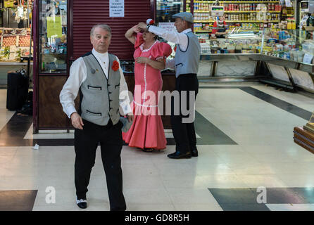 Madrid, Spagna, 13 luglio 2016. Un quartiere Chamberi parte vista settimana con balli tradizionali nel mercato Vallehermoso , Madrid, Spagna. Enrique Davó/Alamy Live News. Foto Stock