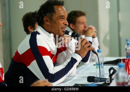 Trinec, Repubblica Ceca. 12 Luglio, 2016. Non giocare il capitano Yannick Noah, membro del francese Davis Cup, partecipa a una conferenza stampa il martedì, luglio 12, 2016 in Trinec, Repubblica Ceca, prima della Coppa Davis quarterfinal match Repubblica Ceca vs Francia. © Petr Sznapka/CTK foto/Alamy Live News Foto Stock