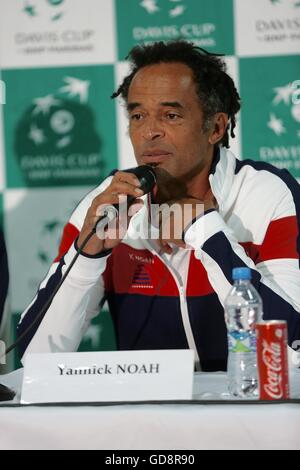 Trinec, Repubblica Ceca. 12 Luglio, 2016. Non giocare il capitano Yannick Noah, membro del francese Davis Cup, partecipa a una conferenza stampa il martedì, luglio 12, 2016 in Trinec, Repubblica Ceca, prima della Coppa Davis quarterfinal match Repubblica Ceca vs Francia. © Petr Sznapka/CTK foto/Alamy Live News Foto Stock