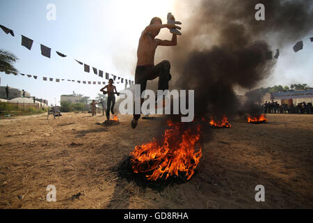 La striscia di Gaza e la striscia di Gaza City di Khan Younis. 13 Luglio, 2016. Palestinesi prendere parte in una esercitazione militare a un campo estivo organizzato dalla Jihad islamica movimento, nel sud della striscia di Gaza City di Khan Younis, il 13 luglio 2016. Jihad islamica fasi decine di militari dei campi estivi per i giovani palestinesi nella striscia di Gaza, hanno detto gli organizzatori. Credito: Khaled Omar/Xinhua/Alamy Live News Foto Stock