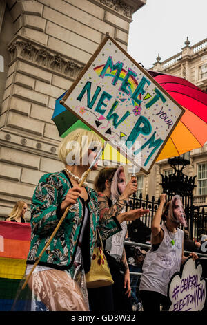 Londra, Regno Unito. 13 Luglio, 2016. I dimostranti fuori dalle porte di Downing Street chiamata per un elezione generale davanti a Teresa Mays nomina come grande Britains nuovo Primo Ministro. Credito: claire doherty/Alamy Live News Foto Stock