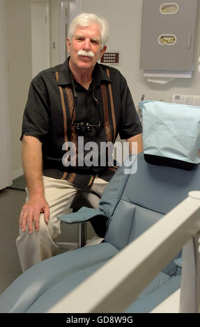 Florida, Stati Uniti d'America. 13 Luglio, 2016. 022310 (Libby Volgyes/Palm Beach post) Delray Beach - Dentista Franklin Boyar (CQ) di Delray Beach è stato uno dei primi medici dentisti di volontariato presso la Caridad Center. © Libby Volgyes/Palm Beach post/ZUMA filo/Alamy Live News Foto Stock