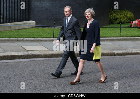 Londra, Regno Unito. 13 Luglio, 2016. Il nuovo Primo Ministro britannico Theresa Maggio(R) e il marito arrivano al 10 di Downing Street a Londra, in Gran Bretagna il 13 luglio 2016. Il nuovo Primo Ministro britannico Theresa Maggio è arrivato a Downing Street il mercoledì dopo aver ottenuto il consenso dalla Regina Elisabetta II. Credito: Han Yan/Xinhua/Alamy Live News Foto Stock