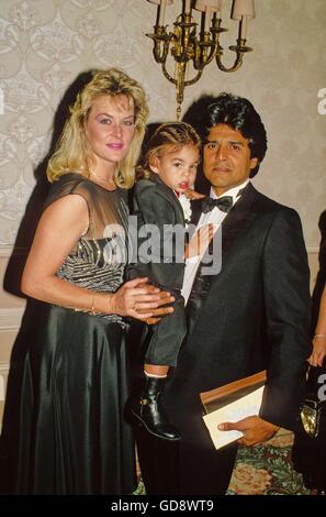 Erik Estrada con la moglie Peggy Rowe e il figlio Antonio Eric Estrada 1988. 14 Ago, 2008. - © Roger Karnbad/ZUMA filo/Alamy Live News Foto Stock