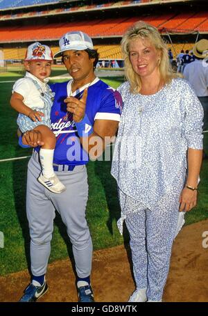 Erik Estrada, Peggy Rowe con il loro figlio Antonio Estrada. 14 Ago, 2008. ROGER KARNBAD- - 1987.ERIKESTRADARETRO © Roger Karnbad/ZUMA filo/Alamy Live News Foto Stock