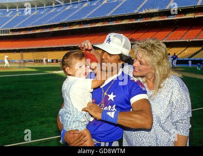 Erik Estrada, Peggy Rowe con il loro figlio Antonio Estrada. 14 Ago, 2008. ROGER KARNBAD- - 1987.ERIKESTRADARETRO © Roger Karnbad/ZUMA filo/Alamy Live News Foto Stock