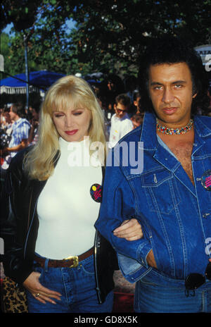 Los Angeles, California, USA. 03 ott 2011. GENE Simmons e lungo tempo partner di 28 anni SHANNON TWEED si sono sposati lo scorso fine settimana in occasione di una cerimonia privata con 400 ospiti. Il bacio di bass player che sostiene di aver dormito con oltre 4600 donne ha finalmente si stabilì a sposarsi, che ha proposto a suo tempo partner di 28 anni Shannon Tweed in luglio. Nella foto: 1986. Gene Simmons con Shannon Tweed. © Roger Karnbad Roger Karnbad/ZUMA filo/Alamy Live News Foto Stock