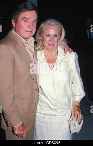 Agosto 11, 2006 - Mike Douglas con sua moglie GENEVIEVE PURNELL DOUGLAS 05-1986. - MIKEDOUGLASRETRO © Roger Karnbad/ZUMA filo/Alamy Live News Foto Stock