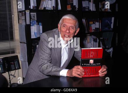 Giugno 26, 2006 - Aaron Spelling il suo libro cantando ''UN PRIMO TEMPO-vita " A PRENOTARE LA ZUPPA, CALIFORNIA 08-05-1996. © Roger Karnbad/ZUMA filo/Alamy Live News Foto Stock