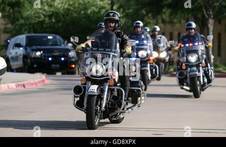 Farmers Branch, Stati Uniti d'America. 13 Luglio, 2016. Poliziotti scortare la famiglia arrivano al funerale privato per Dallas il dipartimento di polizia Sgt. Michael Smith Mercoledì, Luglio 13, 2016 a Maria Immacolata chiesa cattolica di Farmers Branch, Texas. Cinque poliziotti sono stati uccisi il 7 luglio quando un cecchino ha aperto il fuoco durante una manifestazione di protesta nel centro di Dallas. Credito: Kevin Bartram/Alamy Live News Foto Stock