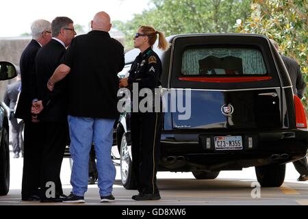 Farmers Branch, Stati Uniti d'America. 13 Luglio, 2016. Il corpo di polizia di Dallas Dipartimento Sgt. Michael Smith è caricato in un funebre dopo un funerale Mercoledì, Luglio 13, 2016 a Maria Immacolata chiesa cattolica di Farmers Branch, Texas. Cinque poliziotti sono stati uccisi il 7 luglio quando un cecchino ha aperto il fuoco durante una manifestazione di protesta nel centro di Dallas. Credito: Kevin Bartram/Alamy Live News Foto Stock