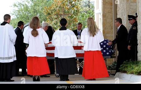 Farmers Branch, Stati Uniti d'America. 13 Luglio, 2016. Il corpo di polizia di Dallas Dipartimento Sgt. Michael Smith è trasportato ad un attesa funebre Mercoledì, Luglio 13, 2016 a Maria Immacolata chiesa cattolica di Farmers Branch, Texas. Cinque poliziotti sono stati uccisi il 7 luglio quando un cecchino ha aperto il fuoco durante una manifestazione di protesta nel centro di Dallas. Credito: Kevin Bartram/Alamy Live News Foto Stock