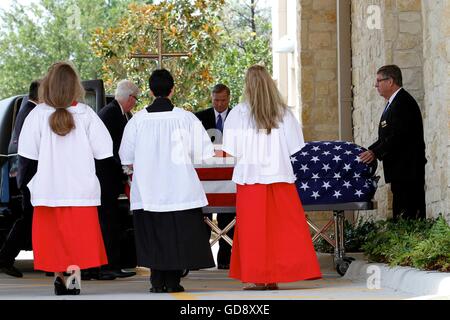 Farmers Branch, Stati Uniti d'America. 13 Luglio, 2016. Il corpo di polizia di Dallas Dipartimento Sgt. Michael Smith è trasportato ad un attesa funebre Mercoledì, Luglio 13, 2016 a Maria Immacolata chiesa cattolica di Farmers Branch, Texas. Cinque poliziotti sono stati uccisi il 7 luglio quando un cecchino ha aperto il fuoco durante una manifestazione di protesta nel centro di Dallas. Credito: Kevin Bartram/Alamy Live News Foto Stock