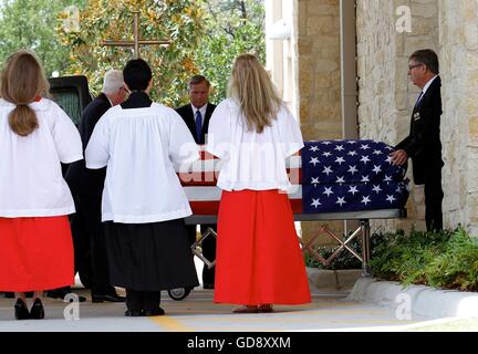 Farmers Branch, Stati Uniti d'America. 13 Luglio, 2016. Il corpo di polizia di Dallas Dipartimento Sgt. Michael Smith è trasportato ad un attesa funebre Mercoledì, Luglio 13, 2016 a Maria Immacolata chiesa cattolica di Farmers Branch, Texas. Cinque poliziotti sono stati uccisi il 7 luglio quando un cecchino ha aperto il fuoco durante una manifestazione di protesta nel centro di Dallas. Credito: Kevin Bartram/Alamy Live News Foto Stock