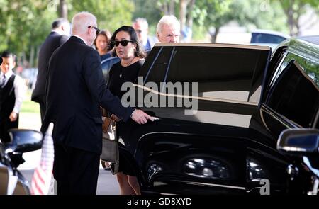 Farmers Branch, Stati Uniti d'America. 13 Luglio, 2016. La famiglia e gli amici arrivano al funerale privato per Dallas il dipartimento di polizia Sgt. Michael Smith Mercoledì, Luglio 13, 2016 a Maria Immacolata chiesa cattolica di Farmers Branch, Texas. Cinque poliziotti sono stati uccisi il 7 luglio quando un cecchino ha aperto il fuoco durante una manifestazione di protesta nel centro di Dallas. Credito: Kevin Bartram/Alamy Live News Foto Stock