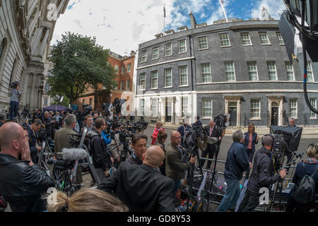 A Downing Street, Londra, Regno Unito. 13 luglio 2016. International news media raccogliere in Downing Street in attesa di ex Primo Ministro David Cameron per dare il suo discorso di addio prima di uscire e di nuovo PM Theresa può arrivare. Credito: Malcolm Park/Alamy Live News. Foto Stock