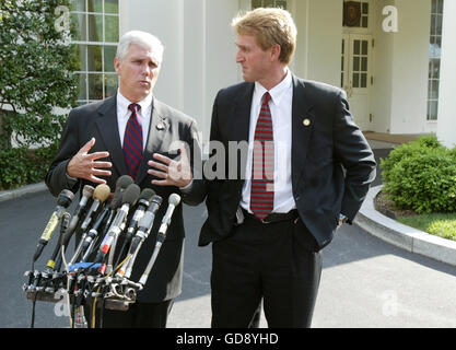 Washington, Distretto di Columbia, Stati Uniti d'America. 27 apr 2005. Stati Uniti rappresentanti Mike pence (repubblicano di Indiana), destra, e Jeff Flake (Repubican dell Arizona) parlare con i giornalisti al di fuori della casa bianca dopo un incontro con il Presidente degli Stati Uniti George Bush il Mercoledì, 27 aprile 2005. Bush si è incontrato con alcuni membri del congresso per parlare del suo la sicurezza sociale agenda.Credit: Matthew Cavanaugh/Piscina via CNP © Matthew Cavanaugh/CNP/ZUMA filo/Alamy Live News Foto Stock