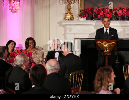 Washington, Distretto di Columbia, Stati Uniti d'America. 23 feb 2014. Il Presidente degli Stati Uniti Barack Obama offre commento durante il 2014 dei governatori cena nello stato in sala da pranzo della Casa Bianca a Washington DC, Domenica, 23 febbraio 2014. Far reagire per le osservazioni del presidente sono Governatore Nikki Haley (Repubblicano della Carolina del Sud), a sinistra, la first lady Michelle Obama e il Governatore Mike pence (repubblicano di Indiana).Credit: Martin H. Simon/Piscina via CNP © Martin H. Simon/CNP/ZUMA filo/Alamy Live News Foto Stock