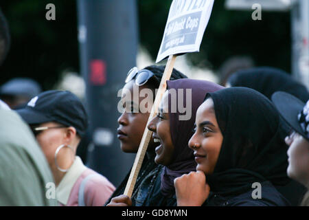 Cardiff, Regno Unito. 13 Luglio, 2016. BLM nero vive questione protestare, Cardiff, Regno Unito. Credito: Christopher Tomlinson/Alamy Live News Foto Stock