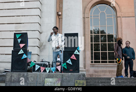 Cardiff, Regno Unito. 13 Luglio, 2016. Veglia di Cardiff per #BlackLivesMatter al di fuori del Museo Nazionale con speeched da tutti i membri della Comunità, la musica e il minuto di silenzio. Amonochromedream.com/Alamy Live News Foto Stock