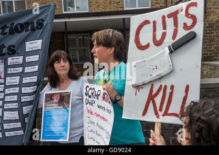 Londra, Regno Unito. Il 13 luglio 2016. Uno di circa 20 proteste in tutto il paese da parte di disabili manifestanti e sostenitori alla Vauxhall PIP Centro di consultazione in Vauxhall, uno dei centri dove ATOS effettuare sham indipendenza personale dei pagamenti "valutazioni" in nome del DWP. Guasto dal design e condotta senza la giusta considerazione delle prove mediche e con un incentivo finanziario a fallire pretendenti. Molti veri richiedenti perdere benefici essenziali per mesi prima che vengano ripristinati sul ricorso, portando talvolta di ricovero o di suicidio. Peter Marshall / Alamy Live News Foto Stock