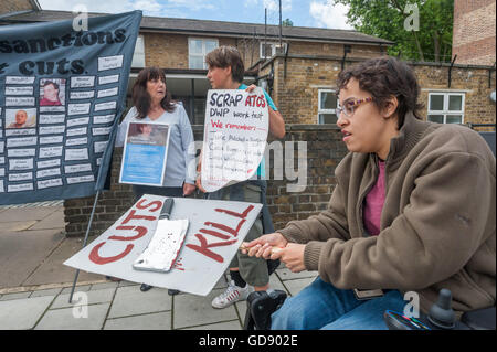 Londra, Regno Unito. Il 13 luglio 2016. Uno di circa 20 proteste in tutto il paese da parte di disabili manifestanti e sostenitori alla Vauxhall PIP Centro di consultazione in Vauxhall, uno dei centri dove ATOS effettuare sham indipendenza personale dei pagamenti "valutazioni" in nome del DWP. Guasto dal design e condotta senza la giusta considerazione delle prove mediche e con un incentivo finanziario a fallire pretendenti. Molti veri richiedenti perdere benefici essenziali per mesi prima che vengano ripristinati sul ricorso, portando talvolta di ricovero o di suicidio. Peter Marshall / Alamy Live News Foto Stock