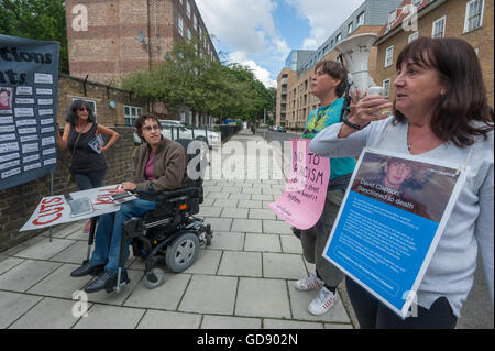 Londra, Regno Unito. Il 13 luglio 2016. Gill Thompson, di cui il diabetico ex soldato fratello David Clapson morì nel Luglio 2013 dopo i suoi benefici sono stati arrestati per motivi banali parla di borthers la sua morte e la sua campagna contro le sanzioni che l'ONU ha detto sono una violazione dei diritti umani a livello internazionale. Peter Marshall / Alamy Live News Foto Stock