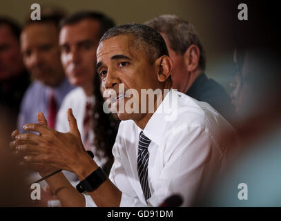 Washington, Distretto di Columbia, Stati Uniti d'America. 13 Luglio, 2016. Il Presidente degli Stati Uniti Barack Obama ospita una conversazione sulla comunità di polizia e di giustizia penale nell'Eisenhower Executive Office edificio della Casa Bianca a Washington DC, 13 luglio 2016.Credit: Aude Guerrucci/Piscina via CNP Credito: Aude Guerrucci/CNP/ZUMA filo/Alamy Live News Foto Stock