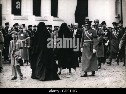 1961 - undici anni di Crown Prince Peter, che indossa una uniforme sokols marche con sua Madre, Regina Marie, drappeggiati in veli neri.Questo è il primo dramma di ragazzo in vita. Il suo padre, Re Alexander è stato ucciso da Ustashis a Marsiglia. Il ragazzo diventerà un re sotto il Principe Paolo la reggenza. Foto scattata durante il re Alessandro i funerali a Belgrado nel 1934. © Keystone Pictures USA/ZUMAPRESS.com/Alamy Live News Foto Stock