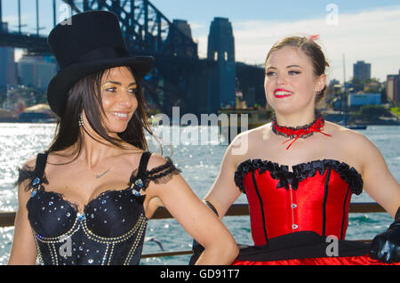 Sydney, Australia - 14 Luglio 2016: il giorno della Bastiglia celebrata a Sydney in Australia al BBR Festival. Nella foto sono esecutori promuovere i festeggiamenti ad una media foto chiamata. Credito: mjmediabox/Alamy Live News Foto Stock