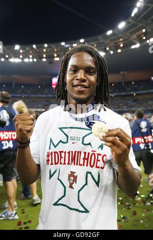 Renato Sanches (POR), 10 luglio 2016 - Calcio : Renato Sanches celebrare dopo la vittoria di UEFA EURO 2016 partita finale tra il Portogallo 1-0 Francia allo Stade de France in Saint-Denis, Francia. (Foto di Mutsu Kawamori/AFLO) [3604] Foto Stock