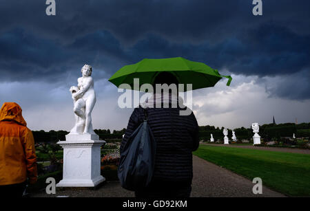 Hannover, Germania. 13 Luglio, 2016. Un thundery telai anteriore al di sopra della Herrenhausen Gardens alla premiere di "Kleines Fest im Grossen Garten a Hannover, Germania, 13 luglio 2016. Un temporale con tuoni e fulmini, la pioggia e la tempesta ha causato la terminazione della prima serata del festival delle arti. Foto: Julian Stratenschulte/dpa/Alamy Live News Foto Stock