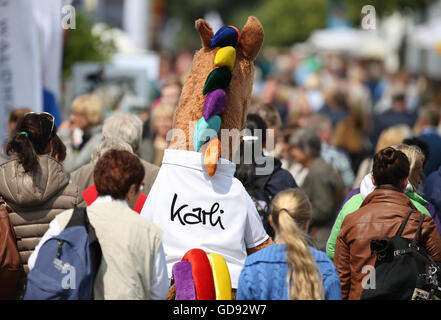 Aachen, Germania. 14 Luglio, 2016. Il Mascot Karli passeggiate attraverso la folla al torneo equestre chio di Aachen, Germania, 14 luglio 2016. Foto: Friso Gentsch/dpa/Alamy Live News Foto Stock