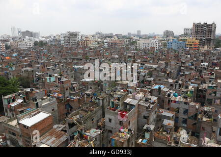 Dacca in Bangladesh. 13 Luglio, 2016. Un forte terremoto può causare distruzione massiccia nella popolosa città di Dhaka stipati con edifici non pianificati come quella che si vede in questa foto scattata a Ginevra Mohammadpur Camp. Dacca, uno dei la più popolosa città in tutto il mondo, sorge sulla cima di una anomalia sepolto sotto spessi sedimenti, che potrebbe innescare un forte terremoto, un nuovo studio suggerisce. La grandezza del terremoto potrebbe essere di 8,2 a 9 e i danni potrebbero essere gravi. Foto Stock