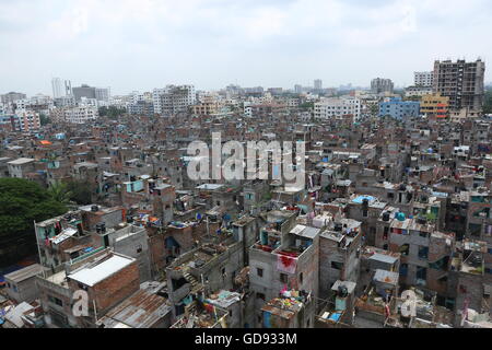 Dacca in Bangladesh. 13 Luglio, 2016. Un forte terremoto può causare distruzione massiccia nella popolosa città di Dhaka stipati con edifici non pianificati come quella che si vede in questa foto scattata a Ginevra Mohammadpur Camp. Dacca, uno dei la più popolosa città in tutto il mondo, sorge sulla cima di una anomalia sepolto sotto spessi sedimenti, che potrebbe innescare un forte terremoto, un nuovo studio suggerisce. La grandezza del terremoto potrebbe essere di 8,2 a 9 e i danni potrebbero essere gravi. Foto Stock